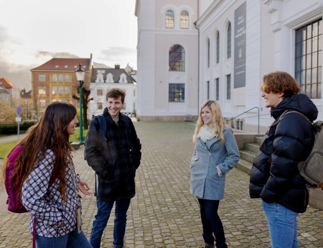 Students outside UiB talking_Amundsen